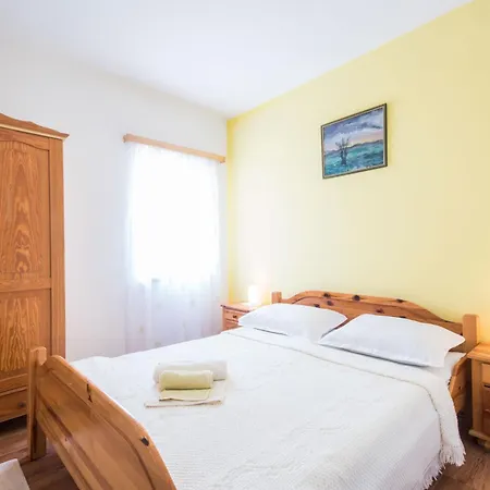 Rozi, A Charming Renovated Istrian House With Pool 別荘