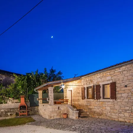 別荘 Rozi, A Charming Renovated Istrian House With Pool *