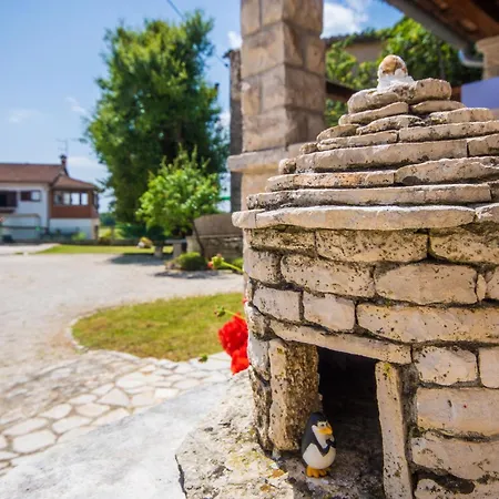 Rozi, A Charming Renovated Istrian House With Pool 別荘 Pifari