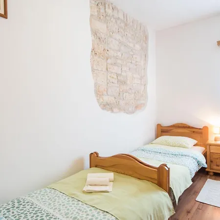 Rozi, A Charming Renovated Istrian House With Pool *