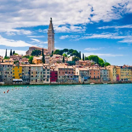別荘 Rozi, A Charming Renovated Istrian House With Pool