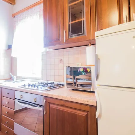 別荘 Rozi, A Charming Renovated Istrian House With Pool Pifari