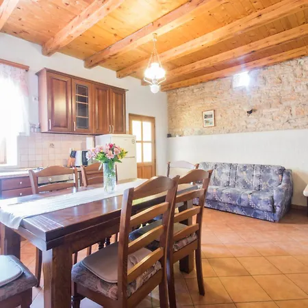 別荘 Rozi, A Charming Renovated Istrian House With Pool *