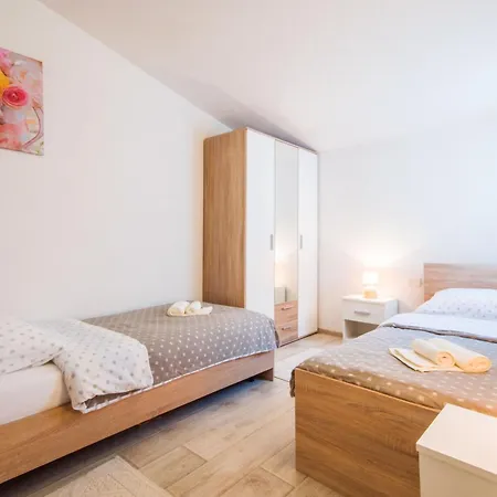 Rozi, A Charming Renovated Istrian House With Pool