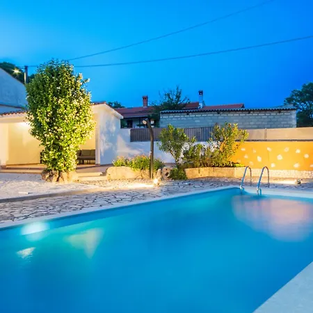 別荘 Rozi, A Charming Renovated Istrian House With Pool