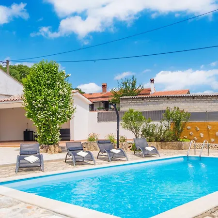 Rozi, A Charming Renovated Istrian House With Pool 別荘 *