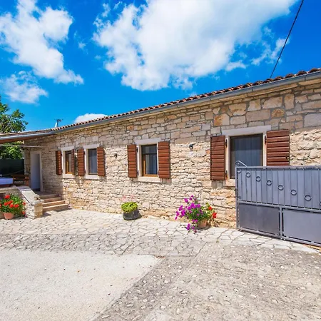 別荘 Rozi, A Charming Renovated Istrian House With Pool Pifari