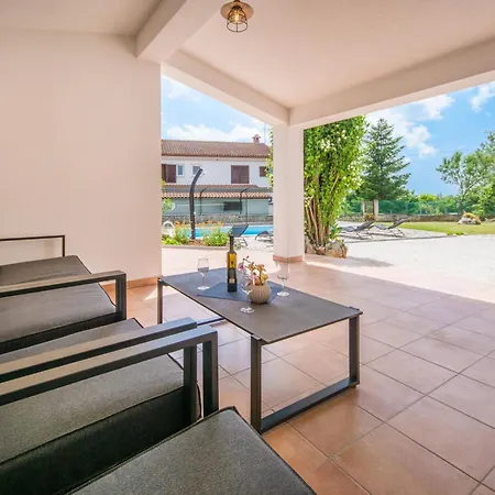 別荘 Rozi, A Charming Renovated Istrian House With Pool