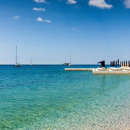 別荘 Rozi, A Charming Renovated Istrian House With Pool *