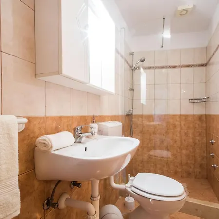 Rozi, A Charming Renovated Istrian House With Pool Pifari