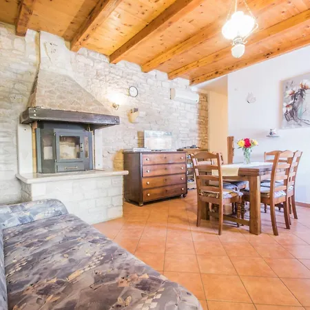 Rozi, A Charming Renovated Istrian House With Pool *