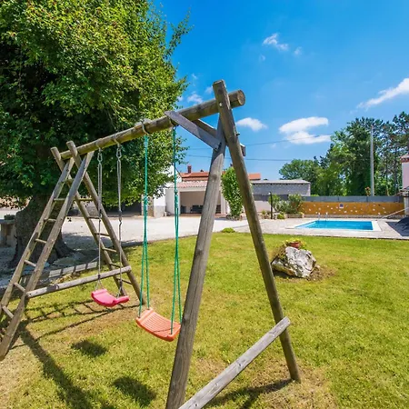 Rozi, A Charming Renovated Istrian House With Pool 別荘 *